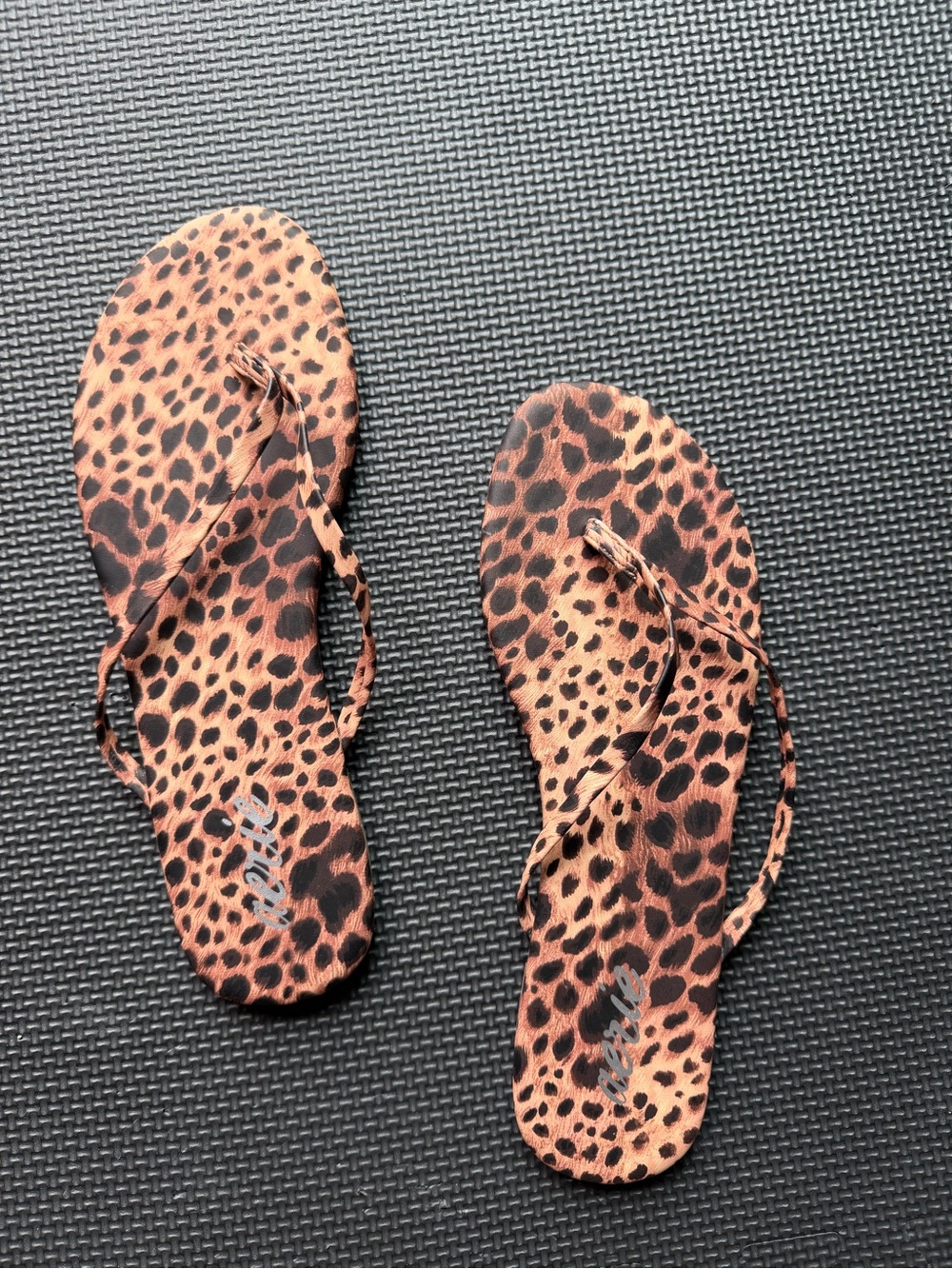 Aerie Leopard Print Flip Flops Sandals New Sz 10 - Picture 6 of 8